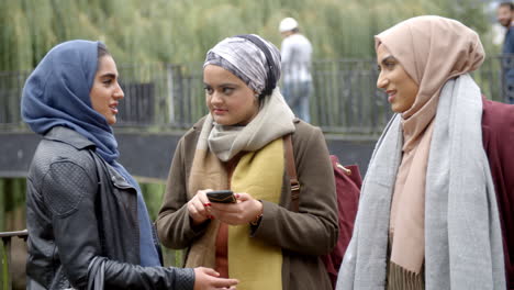 Muslimische-Freundinnen-Mit-Handy-Im-Städtischen-Umfeld