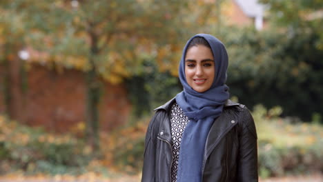 Retrato-De-Mujer-Musulmana-Británica-En-Parque-Urbano