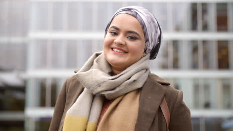 Porträt-Einer-Britischen-Muslimischen-Geschäftsfrau-Vor-Dem-Büro
