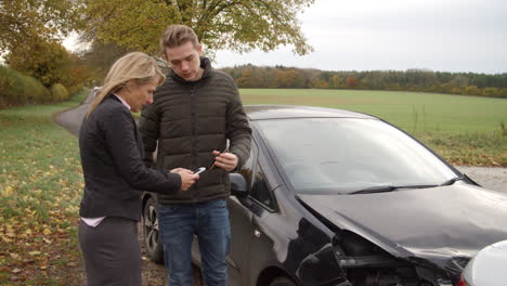 Two-Drivers-Exchanging-Insurance-Details-After-Car-Accident