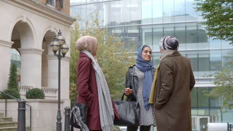 Gruppe-Britischer-Muslimischer-Geschäftsfrauen-Außerhalb-Des-Büros