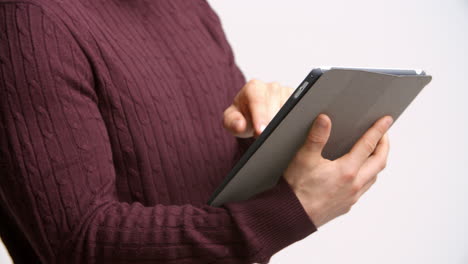 Nahaufnahme-Eines-Mannes-Mit-Digitalem-Tablet-Vor-Weißem-Hintergrund