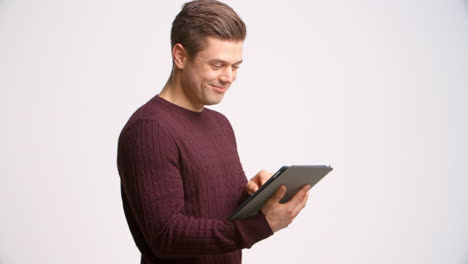 Aufnahme-Eines-Mannes-Mit-Digitalem-Tablet-Vor-Weißem-Hintergrund