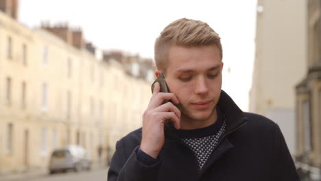Junger-Mann,-Der-In-Der-Oxford-Street-Mit-Dem-Handy-Telefoniert