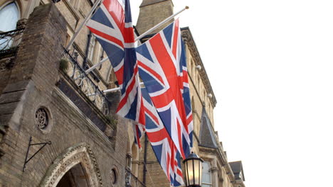 Union-Jack-Flaggen-Vor-Dem-Randolph-Hotel-In-Oxford