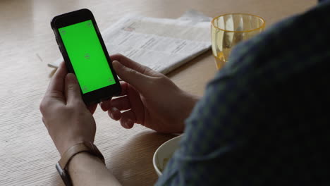 Mann-Nutzt-Smartphone-Mit-Grünem-Bildschirm,-Um-Videoanrufe-Zu-Tätigen