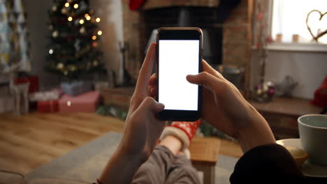 Frau-Online-Mit-Handy-Im-Zimmer-Bereit-Für-Weihnachten