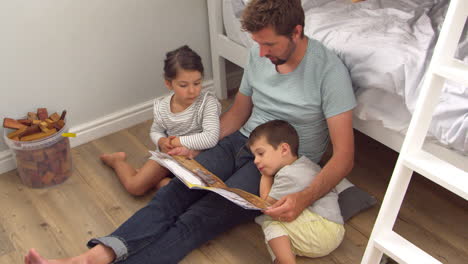 Vater-Liest-Kindern-In-Ihrem-Schlafzimmer-Eine-Geschichte-Vor