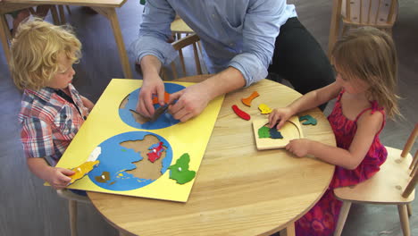 Lehrer-Und-Schüler-Verwenden-Holzformen-In-Der-Montessori-Schule