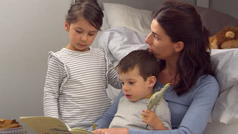 Mutter-Liest-Kindern-In-Ihrem-Schlafzimmer-Eine-Geschichte-Vor