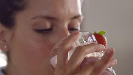 Mujer-Bebiendo-Batido-Y-Luego-Comiendo-Fresas,-De-Cerca,-Filmado-En-R3d