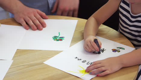 Schüler-Zeichnen-Mit-Buntstift-In-Der-Montessori-Schulklasse