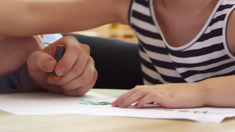 Nahaufnahme-Eines-Schülers,-Der-In-Der-Montessori-Schulklasse-Mit-Buntstift-Zeichnet