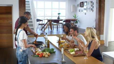 Freunde-Unterhalten-Sich-Mit-Gästen,-Während-Sie-Essen-Für-Die-Dinnerparty-Zubereiten
