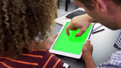 Lehrer-Und-Junger-Schüler-Benutzen-Tablet-Computer-Im-Unterricht