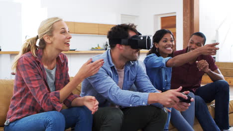 Freunde-Spielen-Computerspiel-Mit-Virtual-Reality-Headset