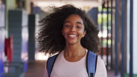 Schwarzes-Teenager-Mädchen-Betritt-Den-Fokus-Im-Flur-Der-High-School