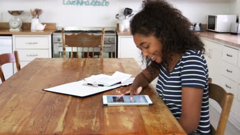 Teenager-Mädchen-Mit-Digitalem-Tablet,-Das-Zu-Hause-Für-Die-Prüfung-Revidiert