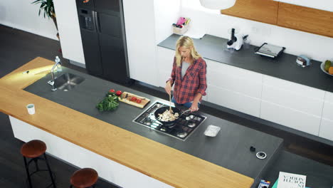 Blick-Von-Oben-Auf-Eine-Frau,-Die-In-Der-Modernen-Küche-Mahlzeiten-Zubereitet