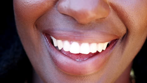 Nahaufnahme-Der-Zähne-Einer-Lächelnden-Schwarzen-Frau