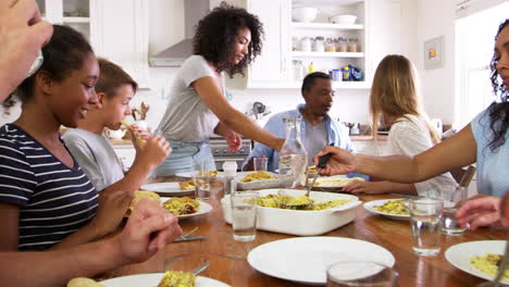 Zwei-Familien-Mit-Kindern-Im-Teenageralter-Essen-In-Der-Küche