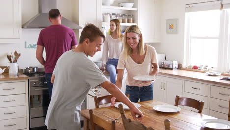 Familie-Mit-Kindern-Im-Teenageralter-Bereitet-Frühstück-In-Der-Küche-Zu