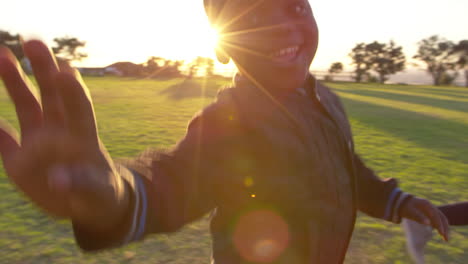 Grundschulkinder-Laufen-Und-Winken-Draußen-In-Die-Kamera