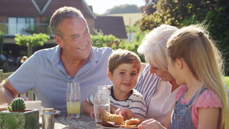 Großeltern-Mit-Enkelkindern-Genießen-Im-Sommer-Ein-Pub-Mittagessen-Im-Freien