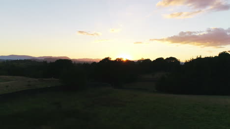 Luftaufnahme-Des-Sonnenuntergangs-über-Der-Landschaft-In-Der-Nähe-Von-Lake-Windermere,-Lake-District,-Großbritannien