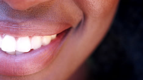 Eine-Seite-Des-Geschlossenen-Mundes-Einer-Lächelnden-Schwarzen-Frau,-Detail