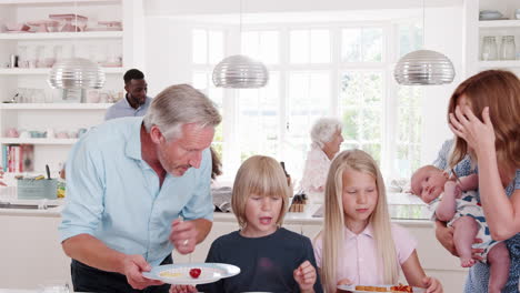 Familie-Und-Freunde-Mit-Mehreren-Generationen,-Die-Auf-Einer-Feierparty-In-Der-Küche-Anstoßen
