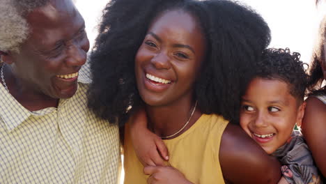 Familia-Negra-De-Varias-Generaciones,-Padres-Que-Llevan-A-Cuestas