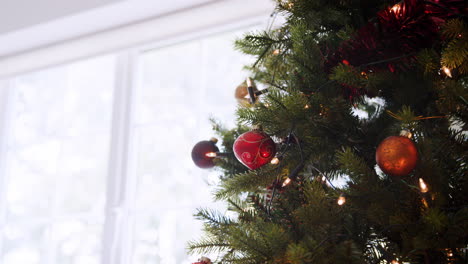Abwärtsneigungsaufnahme-Von-Der-Spitze-Eines-Geschmückten-Weihnachtsbaums-Vor-Einem-Fenster