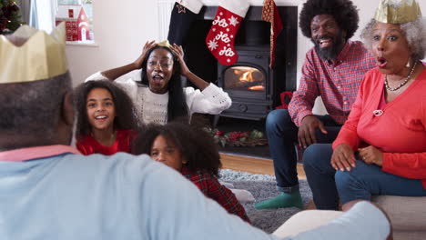 Mehrgenerationenfamilien-Reden-Und-Erzählen-Geschichten,-Während-Sie-Gemeinsam-Weihnachten-Zu-Hause-Feiern