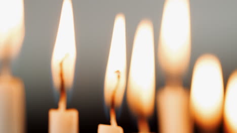 Rack-Fokus-Aufnahme-Der-Flammen-Auf-Eine-Gruppe-Von-Kerzen,-Die-Für-Den-Jüdischen-Feiertag-Von-Chanukka-Brennen