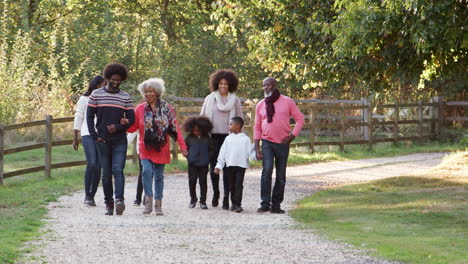 Familie-Mit-Mehreren-Generationen-Auf-Einem-Gemeinsamen-Herbstspaziergang-Auf-Dem-Land