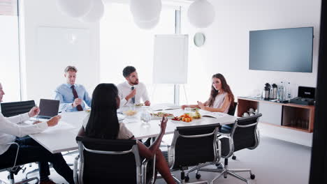Geschäftsleute-Und-Geschäftsfrauen-Treffen-Sich-Im-Modernen-Sitzungssaal-Beim-Arbeitsessen,-Aufgenommen-In-Zeitlupe