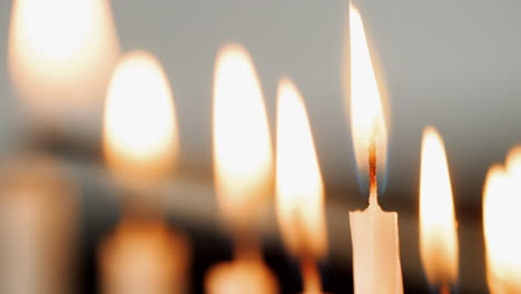 Detailaufnahme-Einer-Gruppe-Weißer-Kerzen,-Die-Für-Den-Jüdischen-Feiertag-Chanukka-Angezündet-Werden,-Selektiver-Fokus
