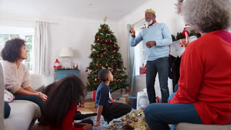 Mehrgenerationenfamilien-Spielen-Scharaden,-Während-Sie-Zu-Hause-Gemeinsam-Weihnachten-Feiern