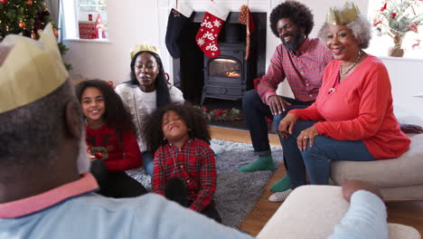 Familia-Multigeneracional-Hablando-Y-Contando-Historias-Mientras-Celebran-La-Navidad-Juntos-En-Casa