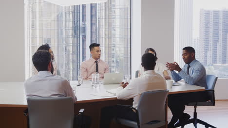 Gruppe-Von-Geschäftsleuten,-Die-Sich-Am-Tisch-In-Einem-Modernen-Büro-Treffen