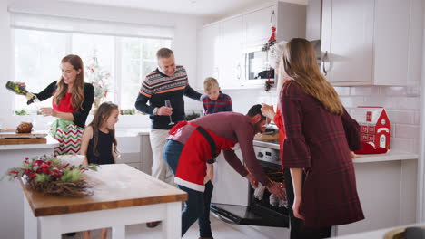 Vater-Holt-Truthahn-Aus-Dem-Ofen,-Während-Die-Familie-Zu-Hause-Gemeinsam-Weihnachten-Feiert