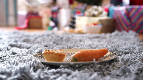 An-Heiligabend-Einen-Mince-Pie-Mit-Karotten-Und-Einem-Glas-Milch-Für-Den-Weihnachtsmann-Anbeißen