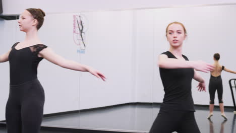 Alumnas-De-La-Escuela-De-Artes-Escénicas-Ensayando-Ballet-En-El-Estudio-De-Danza-Reflejado-En-El-Espejo
