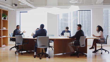 Gruppe-Von-Geschäftsleuten,-Die-Sich-Am-Tisch-In-Einem-Modernen-Büro-Treffen
