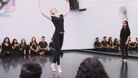 Estudiante-De-Ballet-En-La-Escuela-De-Artes-Escénicas-Actúa-Para-La-Clase-Y-Profesora-En-El-Estudio-De-Danza