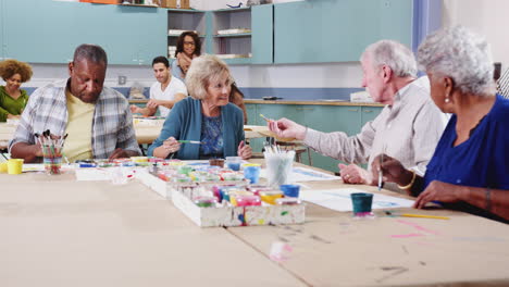 Gruppe-Pensionierter-Senioren,-Die-Einen-Kunstkurs-Im-Gemeindezentrum-Besuchen