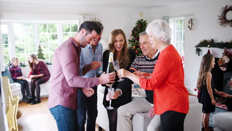 Mehrgenerationenfamilie-Und-Freunde-Feiern-Mit-Champagner-Auf-Der-Weihnachtshausparty