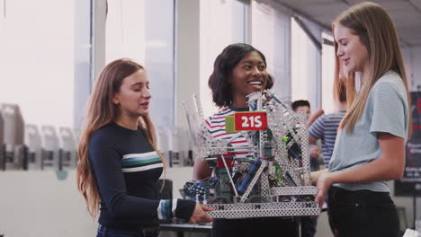 Weibliche-Universitätsstudenten-Halten-Eine-Maschine-Im-Naturwissenschaftlichen-Robotik--Oder-Ingenieurunterricht