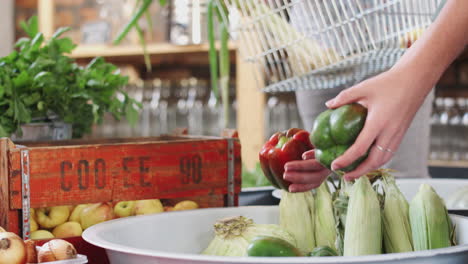 Nahaufnahme-Eines-Jungen-Paares,-Das-Frisches-Obst-Und-Gemüse-In-Einem-Nachhaltigen,-Plastikfreien-Lebensmittelladen-Kauft